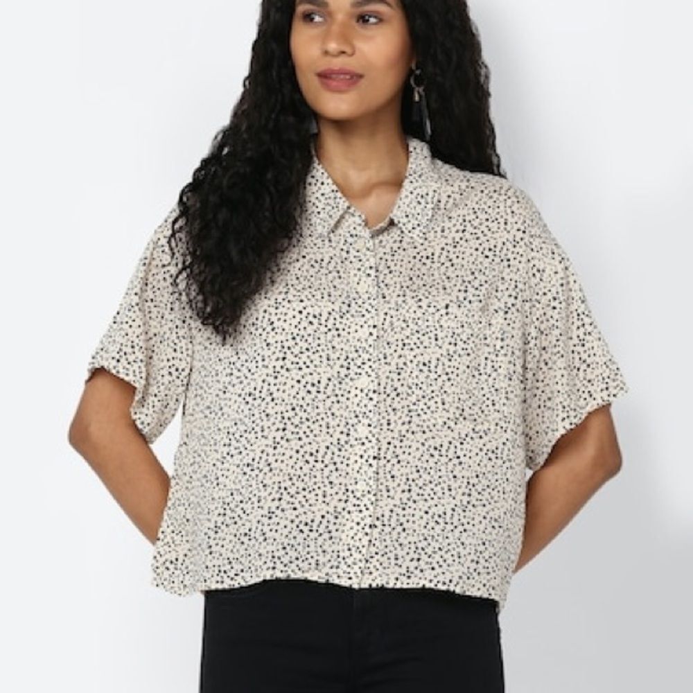 American Eagle, Beige Short Sleeve Button Up Crop Shirt. Size Extra Large